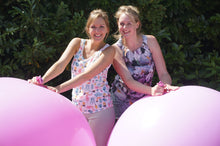 Load image into Gallery viewer, Maria en Gonneke filled their Pink Climb-in balloons with air.
