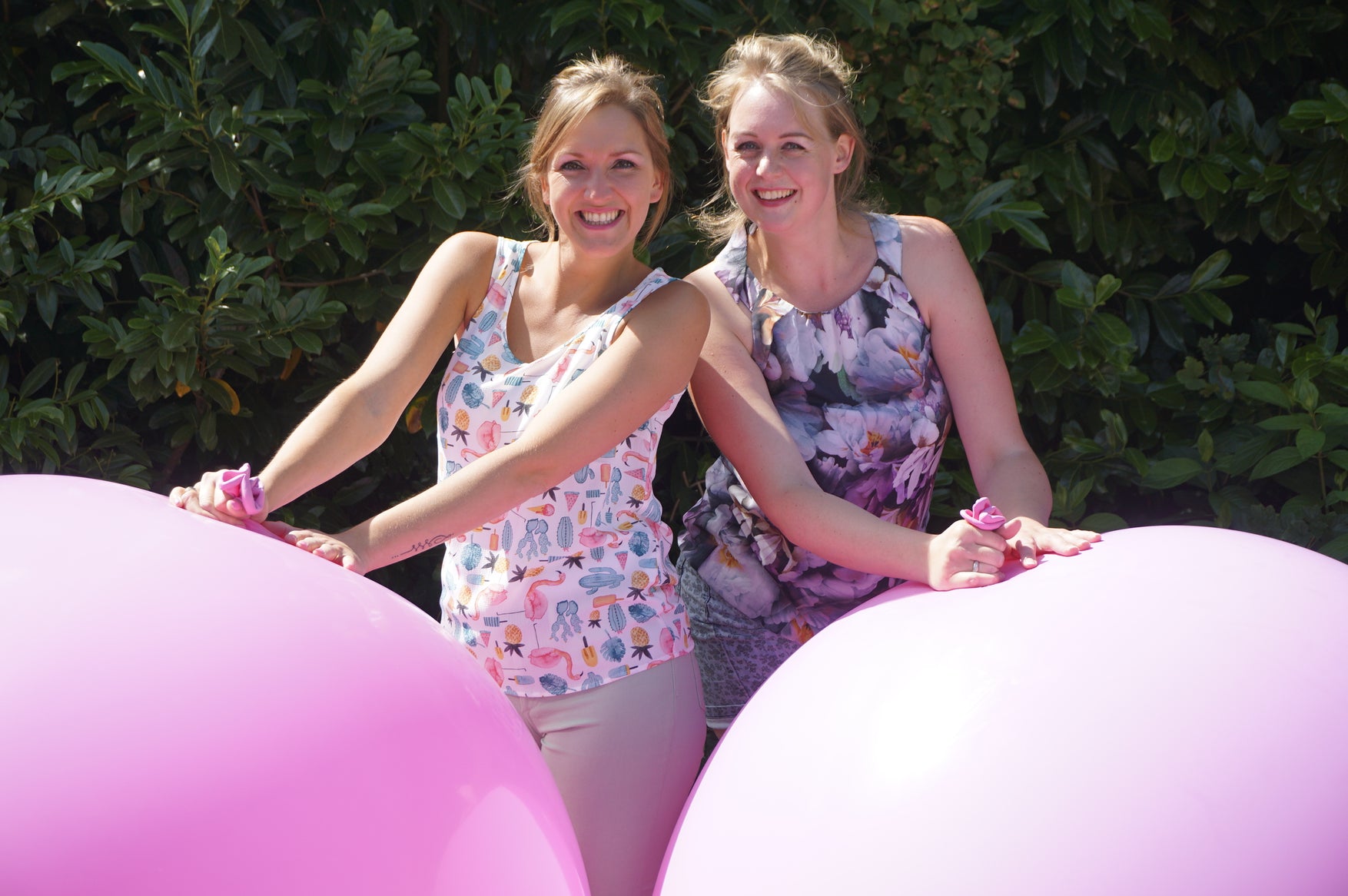 Maria en Gonneke filled their Pink Climb-in balloons with air.