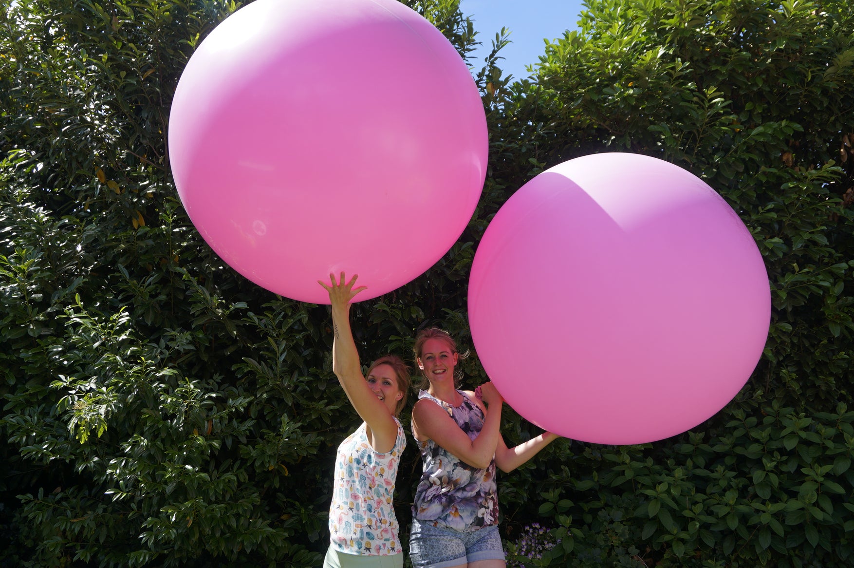Maria en Gonneke showing climb-in balloons.